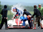 A gua amenizava o calor dos motores