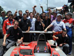 A equipe vencedora comemorou o fim da prova