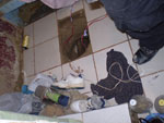 Buraco foi cavado perto da entrada do banheiro