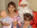 A mais de 10 anos Luiz Zanluchi Filho se veste de papai noel para seus filhos, gian, gionanna e giordanna , na cidade de serafina correa, alem de se vestir e distribuir mais de 50 kg de balas etc em escolas, creches , hopitais ,praas da cidade, bairros mais pobres da cidade fazendo um natal lindo as crianas mais pobres