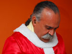 Cinto apertado para segurar a barriga de Papai Noel.