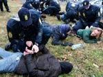 Manifestantes so detidos por tentar bloquear cpula no COP-15, em Copenhague