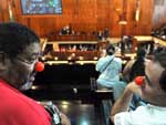 Policiais militares usam nariz de palhao em protesto nas galerias da Assemblia Legislativa, em Porto Alegre
