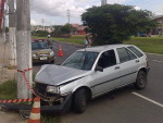 Carro capotou na Avenida Ipiranga e deixou duas pessoas feridas