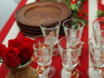 Quem sabe um churrasco no dia 25 de dezembro? Enfeite os copos com fitas coloridas e decore a mesa com flores vermelhas em vasos pintados de dourado  