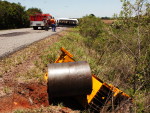 Caminho bateu num rolo compressor, perdeu o controle e tombou