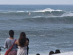 Muita gente esperando para conferir o surfe e o expetculo da natureza.