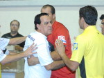 Tcnico Valci Moreira foi expulso durante a confuso que interrompeu a partida por 35 minutos