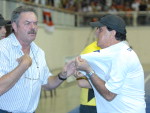 Alan, representante da Federao Catarinense de Futsal, e Valci Moreira na discusso que paralisou o jogo em 35 minutos