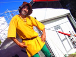 Duende de perna de pau divertiu as crianas
