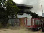 Trs caminhes do Corpo de Bombeiros e cerca de 15 homens foram deslocados ao local para combater as chamadas