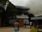 Os bombeiros isolaram a rea, pois h riscos de desabamento no local