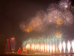 Fogos de artifcio iluminam a noite no porto de Macau, na comemorao do 10 aniversrio do retorno de Macau  China