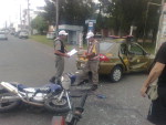 Um motociclista de 22 anos ficou ferido aps colidir lateralmente em uma viatura da Brigada Militar de Capo da Canoa. O acidente ocorreu por volta das 12h30min na Avenida Paraguau, prximo  esquina com a Rua Tupanciret