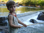 Caetano Baldissera pescando no rio Soturno em passeio pelo Balnerio de Nova Palma - RS. Um cantinho de muita beleza e paz no centro do Rio Grande do Sul