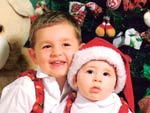 Os ajudantes do Papai Noel, Heitor e Igor, em dez 2010