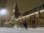 Itlia - Homem anda de bicicleta em Milo, enquanto a neve atinge a cidade no primeiro dia de inverno no hemisfrio norte  
