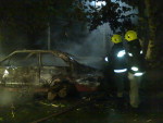 Na madrugada de hoje, um carro abandonado pegou fogo na Rua Corra Lima em Porto Alegre