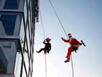 Em Tokio, Japo, dois empregados de uma companhia dedicada a limpeza em edificios se vestiram de Papai Noel para dar um toque de Natal na jornada de trabalho