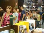 O ltimo dia para fazer compras antes do Natal  marcado por correria nos shoppings de Porto Alegre