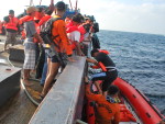 As equipes de resgate martimo procuram 37 pessoas desaparecidas por causa do naufrgio de dois navios na baa de Manila, nas Filipinas, que se chocaram por causas ainda desconhecidas
