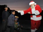 O doutor hondurenho Francisco Amador foge da rotina quando vira Papai Noel. H anos ele presenteia crianas carentes na capital Tegucigalpa