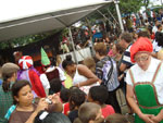 A Mame Noel organiza a fila das crianas para que elas falem com o Papai Noel