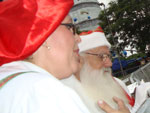 O Papai Noel e a Mame Noel conversam com as crianas