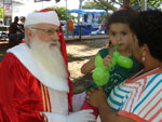 Crianas tiram fotos com o Papai Noel
