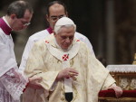 Uma mulher tentou burlar segurana na Missa do Galo e acabou derrubando o papa Bento XVI