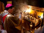 Padre abenoa esttua do menino Jesus em Belm, na Cisjordnia. A imagem se encontra no local onde se acredita que Jesus Cristo tenha nascido 