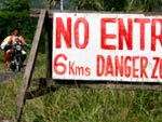 Famlia filipina abandona bairro nas proximidades do vulco Mayon