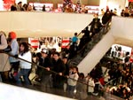 Pode parecer, mas no  nenhum shopping da Capital. A multido da foto aproveita as tradicionais promoes do dia 26 em centro de compras de Birmingham, Reino Unido