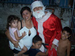 minha esposa meus filhos henrique e daniela enosso afilhado rodrigo e eu paulo silva de papai noel neste dia entreguei presentes para as crianas de nossa rua