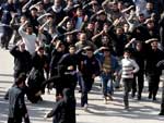 Trs milhes de xiitas iraquianos celebram a Ashura, a mais importante cerimnia xiita. Mostrando fervor religioso, os iraquianos vo s ruas de Bagd lembrar a morte do im Hussein, neto de de Maom