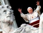 Trs dias depois depois de sofrer agresso, papa Bento XVI celebra a famlia na praa de So Pedro, antes da bno do Angelus