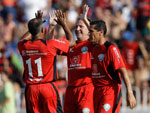Zico e Romrio se cumprimentam aps gol