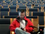 Um passageiro aguarda a partida de seu voo no aeroporto de Barajas em Madri, na Espanha. A Unio Sindical de Controladores Areos alertou que o nmer de controladores  insuficiente para garantir a segurana de todos os voos do aeroporto