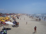 O calor levou os banhistas para as areias da praia de Imb