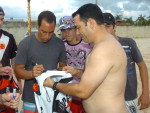 Edmundo autografando camisa do Vasco