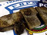 Na Avenida Cavalhada, bairro Cohab Cavalhada, em Porto Alegre, policias do Peloto de Operaes Especiais (Poe) detiveram um homem de 25 anos com 2,5kg de maconha, divididos em trs tijolos