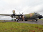 O avio Hrcules da Fora Area Brasileira (FAB) que foi buscar brasileiros no Suriname, decolou s 12h40, segundo informaes do Comando da Aeronutica. Onze pessoas, alm da tripulao, seguiram para o Suriname: dois mdicos, dois enfermeiros e um representante da Secretaria Especial de Ateno a Mulher, do Itamaraty e do Gabinete de Segurana Institucional