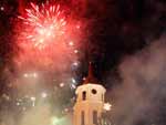 Fogos de artifcio iluminam o cu nas Litunia