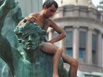 Nu, um homem escalou esttua de Jlio de Castilhos no centro da Capital. Algemado, foi levado para o Planto de Sade Mental  4 no Posto do IAPI.