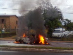 Um Escort pegou fogo na manh desta segunda-feira na Avenida Joo Oliveira Remio, na Lomba do Pinheiro, em Porto Alegre
