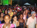 Pblico assiste ao show do Pura Cadncia