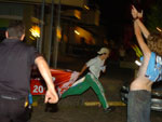 Dezenas de torcedores do Grmio se reuniram em frente ao Grande Dall’Onder Hotel, onde a delegao do Inter est hospedada, e causaram tumulto no local