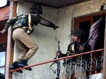 Soldados indianos cercam hotel em que se escondeu grupo realizador de ataque em centro da Cachemira
