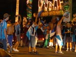 Dezenas de torcedores do Grmio se reuniram em frente ao Grande Dall’Onder Hotel, onde a delegao do Inter est hospedada, e causaram tumulto no local