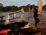 Como o nvel do Rio Jacu baixou nos ltimos dias, pedaos da ponte que caiu na RSC-287, entre Agudo e Restinga Seca, esto se tornando mais visveis